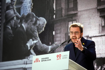 El coordinador de ERC, Pere Aragonès, con una foto de Francesc Macià en el balcón de la Generalitat detrás.