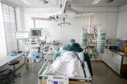 Una infermera atenent un pacient covid en un hospital d'Essen.
