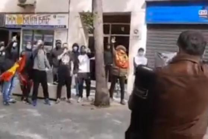 Captura del vídeo donde se ve al grupo fascista.