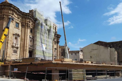Una vista de les obres a la plaça de la catedral del Tortosa.