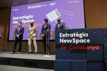 Pla obert de l'acte de signatura dels contractes per llançar els primers nanosatèl·lits del Govern amb el conseller de Polítiques Digitals, Jordi Puigneró