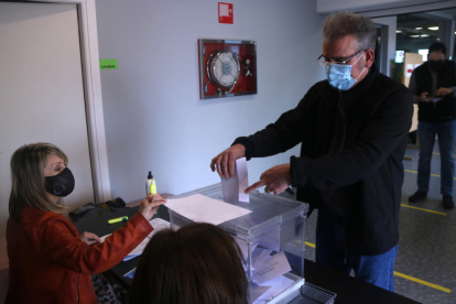 Un veí de Santa Bàrbara votant en la consulta popular sobre la instal·lació d'una planta de compostatge de fems al terme municipal.