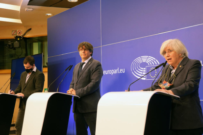 Los eurodiputados de JxCat Carles Puigdemont, Toni Comín y Clara Ponsatí durante la rueda de prensa en la Eurocámara.