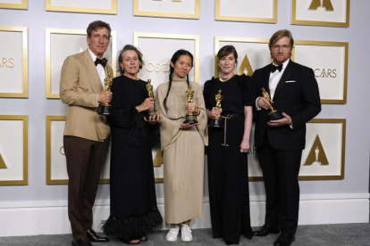 El equipo de 'Nomadland', con Chloé Zhao y Frances McDormand a la cabeza, tras ganar en los Óscar.