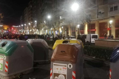 Contenedores en medio de la Avenida Catalunya durante una protesta proHasel.