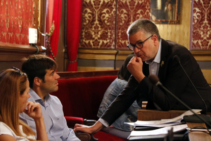 Imagen de archivo del alcalde Pau Ricomà hablando con Dídac Nadal, portavoz de Junts per Tarragona.