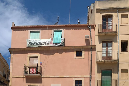 Alertan de un pequeño desprendimiento de un edificio de la plaça del Fòrum de Tarragona