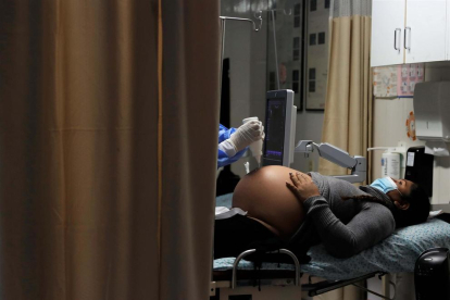 Una mujer embarazada se hace una ecografía.