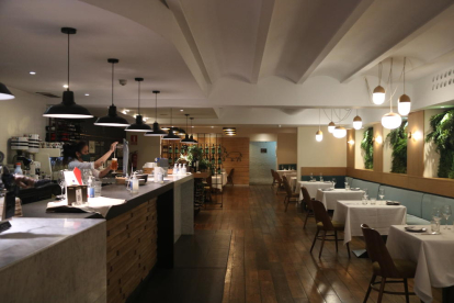 L'interior del restaurant Cinco Jotas de la Rambla de Catalunya de Barcelona, buit després que el Govern anunciés noves restriccions al sector de la restauració