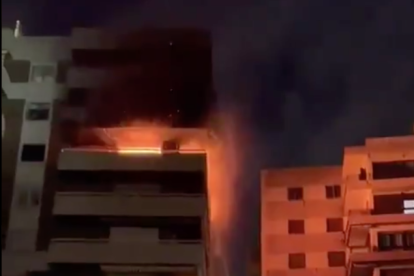 Imatge de les flames sortint del pis del carrer Espronceda.