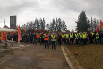 Pla general de centenars de treballadors d'Idiada Automotive protestant a les portes del centre de Santa Oliva