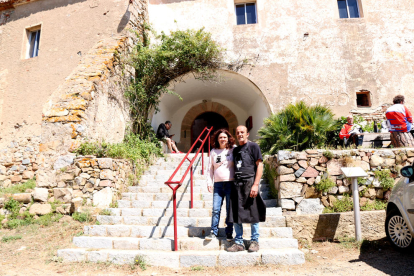 Pere Ferré i la Mònica Arbós, els nous ermitans de l'ermita de la Mare de Déu de Puigcerver, a la porta d'entrada del santuari.