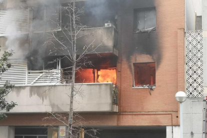 Imatge de les flames a l'interior del pis.