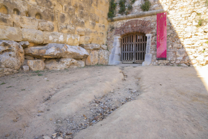 La sortida del Passeig Arqueològic, al passeig Torroja, presenta un clot perillós per als visitants.