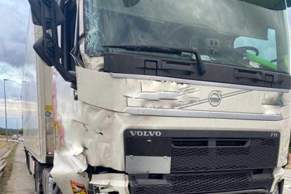 Imatge del camió amb els danys després d'haver tingut dos accidents.