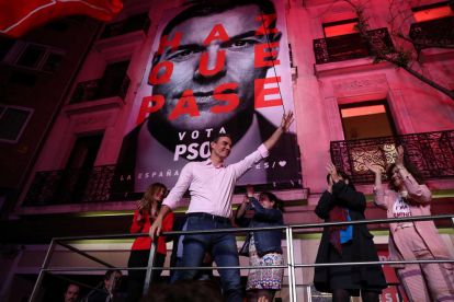 Pedro Sánchez saludando a militantes y simpatizantes delante la sede de Ferraz la noche electoral.