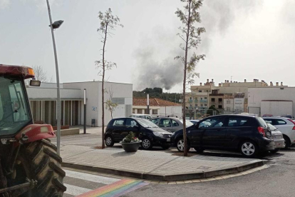 El incendio ha provocado una columna de humo que se ha podido ver desde la Pobla de Montornès.