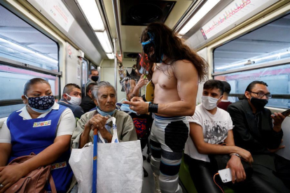 Profesionales de la lucha libre mexicana viajan concienciando del uso de mascarillas y regalándolas.