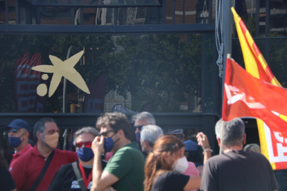 El logotip de CaixaBank a l'entrada de la seu de l'entitat a Barcelona, durant una manifestació contra l'ERO.