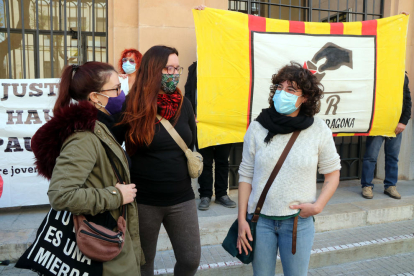 Sara Estalella (derecha), encausada por la huelga general del 21-F de 2019 en Tarragona, delante los juzgados.