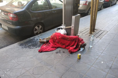 Els veïns avisen que arriben a fer les seves necessitats al carrer.