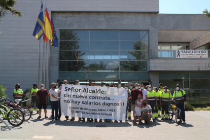 imagen de los treballadros concentrados delante del edificio del Ayuntamiento.
