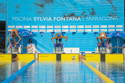 Tres de los nadadores que tomaron parte ayer del Campeonato de Cataluña de Verano infantil.