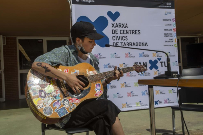 La cantant Hirens va actuar durant la presentació del cicle de concerts.