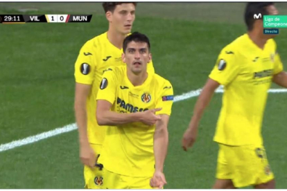 Moment en que Moreno celebra el gol simulant una punxada.
