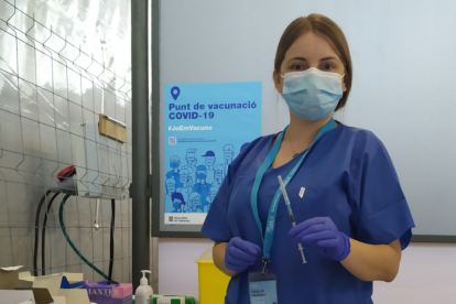 Alexandra Oana Morari, estudiante de Enfermería de la URV, que trabaja en el punto de vacunación del Pabellón de Tortosa.