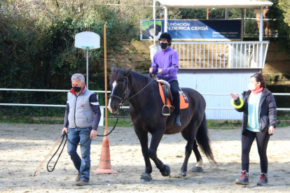 Pla general de l'Ona Martínez damunt d'un cavall a la pista de la Fundació Federica Cerdá a Sant Cugat del Vallès
