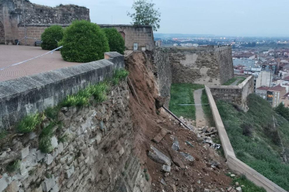 El mur de la Seu Vella de Lleida amb una part esfondrada.