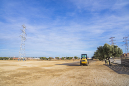 Imatge de la maquinària enllestint l'asfaltatge de l'espai perquè hi aparquin els clients.