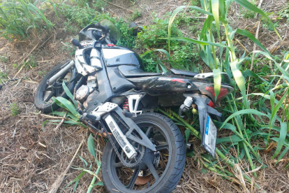 Plan general de la moto abandonada por el hombre detenido por los Mossos en Reus.