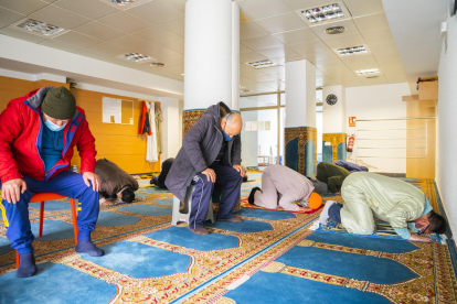 Imagen de un grupo de musulmanes rezando ayer tarde en la mezquita de Sant Pere i Sant Pau.