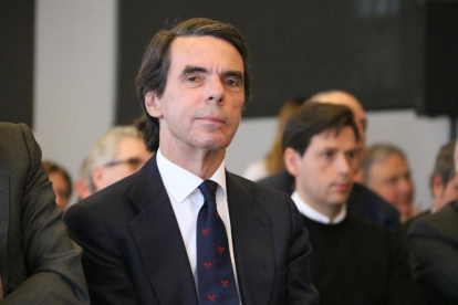 El expresidente del gobierno español José María Aznar sentado a la jornada organizada por FAES en Valencia.