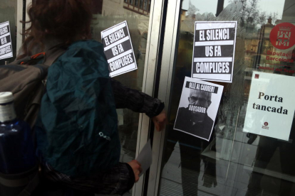 Alumnos del Institut del Teatre enganchan carteles en la puerta del centro para denunciar los presuntos casos de abuso de poder y acoso.