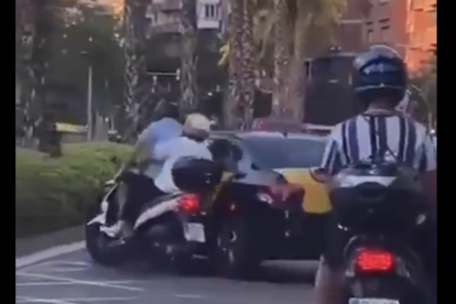 Moment en què el taxi barra el pas a la moto per fer-la caure.