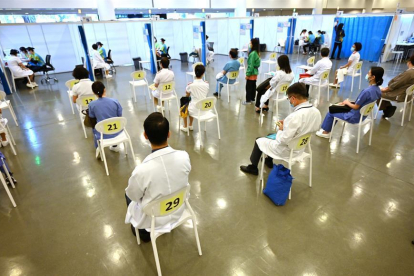 Diverses persones esperen per ser vacunades en una clínica d'Hong Kong.