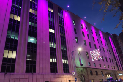 Imatge de la façana de l'hospital amb la nova il·luminació de colors.
