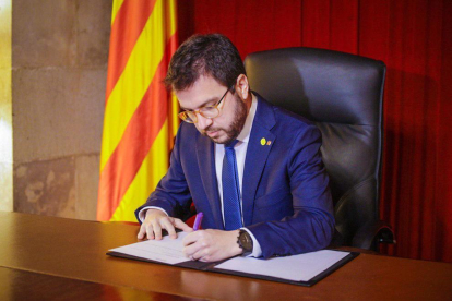 El vicepresidente en funciones de presidente, Pere Aragonès, firma el decreto de convocatoria de elecciones en el Parlamento para el 14 de febrero del 2021.