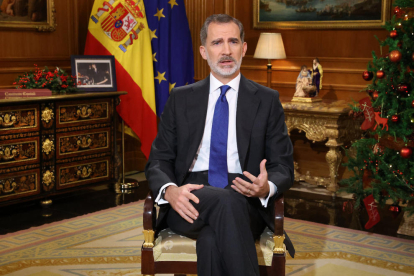 El rei d'Espanya, Felip VI, durant el discurs de la nit de Nadal el 24 de desembre del 2020. Pla tres quarts.