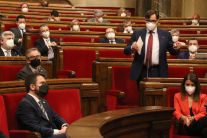 El líder del PSC, Salvador Illa, dirigint-se a Pere Aragonès al Parlament.