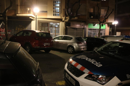 Un coche de policía delante del portal del bloque donde ha aparecido muerta una mujer de edad avanzada con signos de violencia.