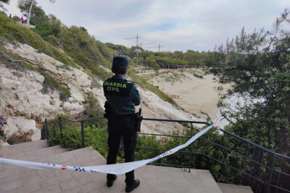 Imatge d'un agent de la Guàrdia Civil a la zona de la platja Llarga, on han trobat el cos.