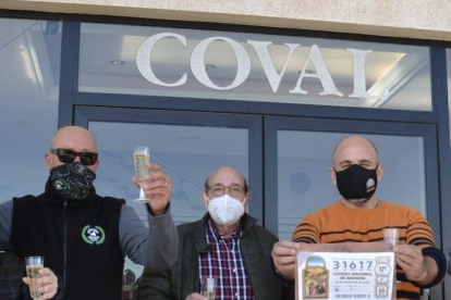 Treballadors de l'empresa Coval, celebrant amb cava.