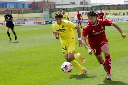 Pedro Martín conduce la esférica durante el partido que el Nàstic disputó en Villarreal este pasado domingo (1-2).