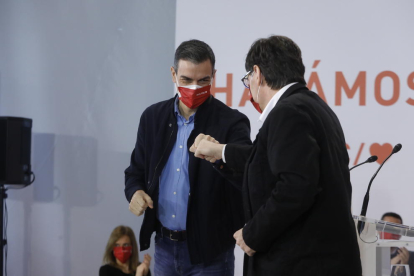 El candidato del PSC, Salvador Illa, i el presidente del gobierno español, Pedro Sánchez, en un acto político en Tarragona.
