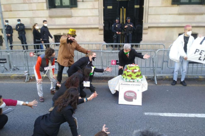 Manifestants davant la Delegació del Govern a Barcelona