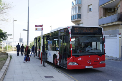 La parada de autobús al final de la calle Vint, a ambos lados, se encuentra en la entrada de Bonavista y junto a la carretera de Valencia.